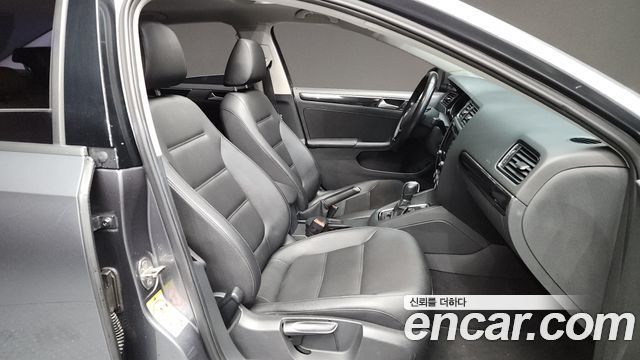 Volkswagen Jetta 2015 — photo 11