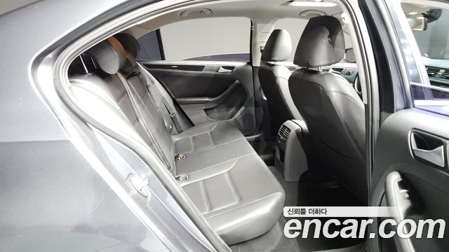 Volkswagen Jetta 2015 — photo 12