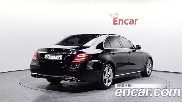 Mercedes-Benz E-Class 2017 — photo 2