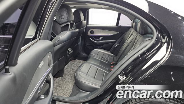 Mercedes-Benz E-Class 2017 — photo 11