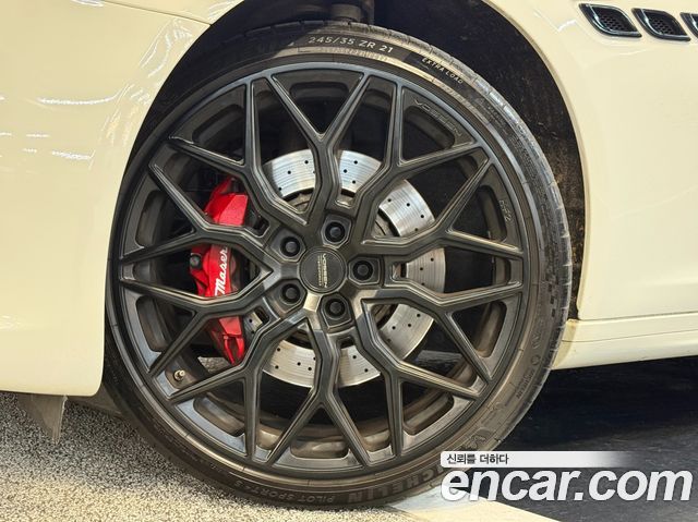 Maserati Quattroporte 2017 — photo 19