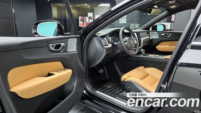 Volvo XC60 2019 — photo 11