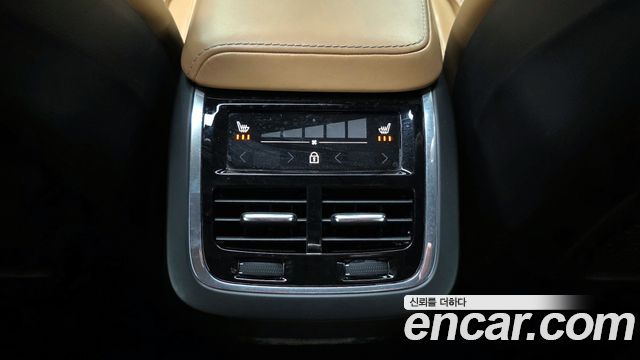 Volvo XC60 2019 — photo 18