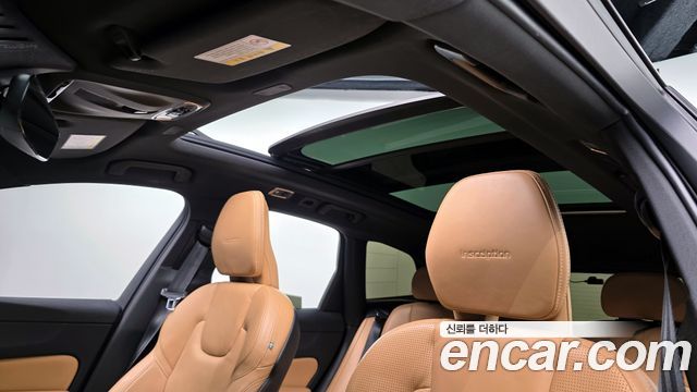 Volvo XC60 2019 — photo 19