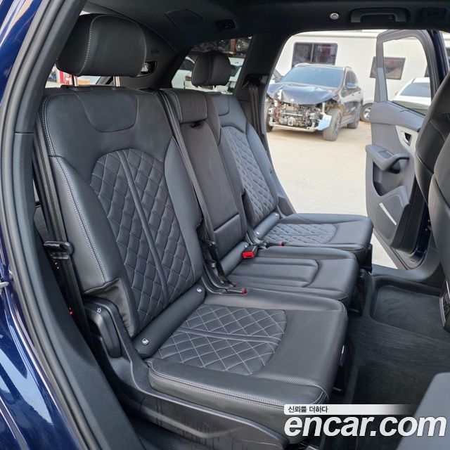 Audi Q7 2023 — photo 10