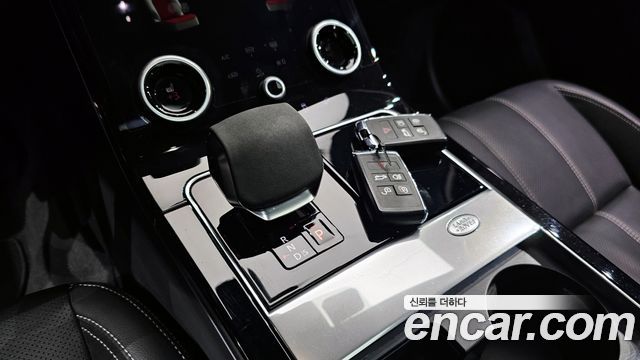 Land Rover Range Rover Velar 2023 — photo 9