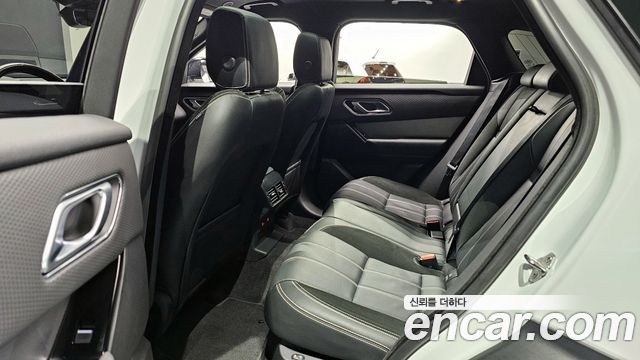 Land Rover Range Rover Velar 2023 — photo 12