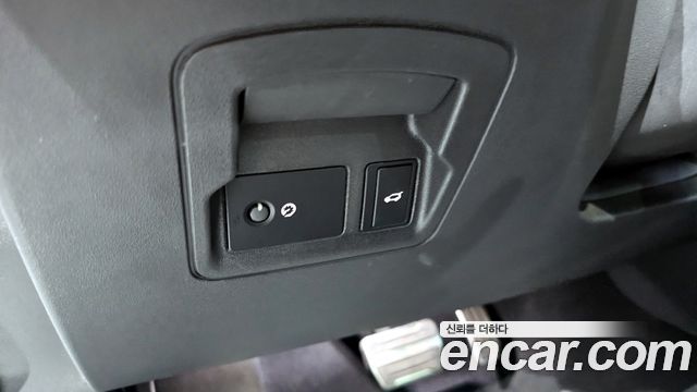 Land Rover Range Rover Velar 2023 — photo 14