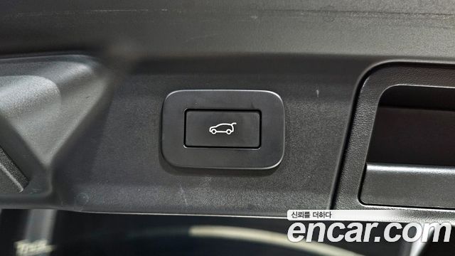 Land Rover Range Rover Velar 2023 — photo 18