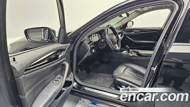BMW 5-Series 2018 — photo 10