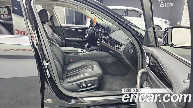 BMW 5-Series 2018 — photo 11