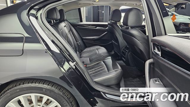 BMW 5-Series 2018 — photo 12