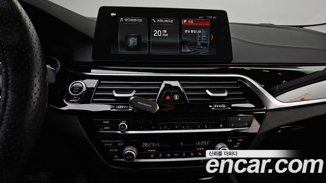 BMW 5-Series 2018 — photo 14