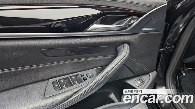 BMW 5-Series 2018 — photo 16