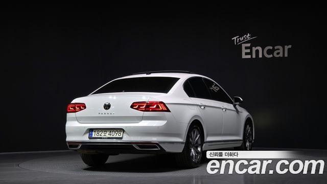 Volkswagen Passat 2021 — photo 2