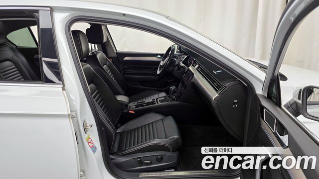 Volkswagen Passat 2021 — photo 11