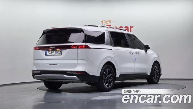 Kia Canival 2023 — photo 2