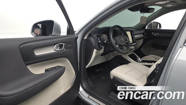 Volvo XC40 2025 — photo 11