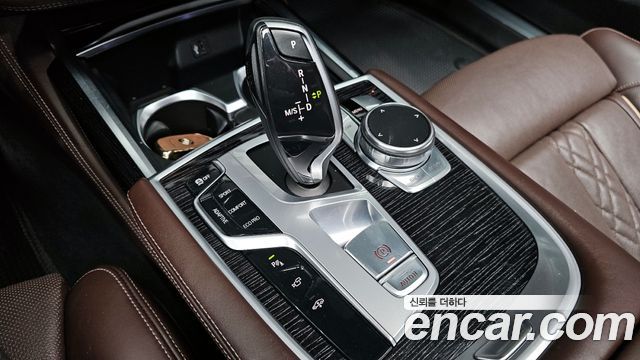 BMW 7-Series 2019 — photo 9