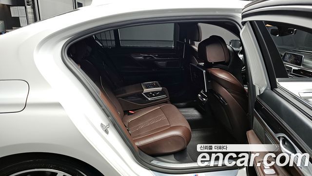 BMW 7-Series 2019 — photo 11