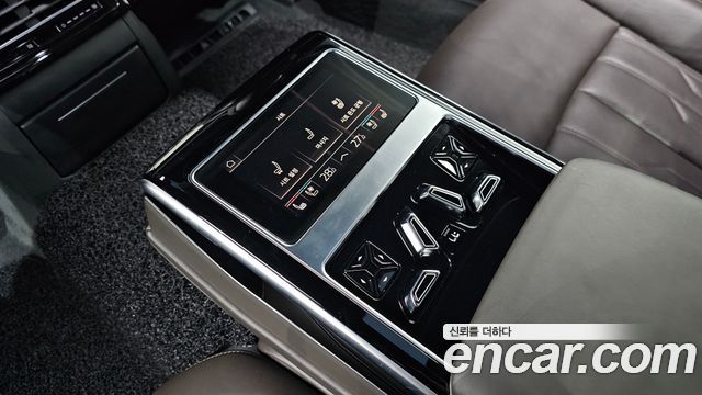 Audi A8 2021 — photo 17