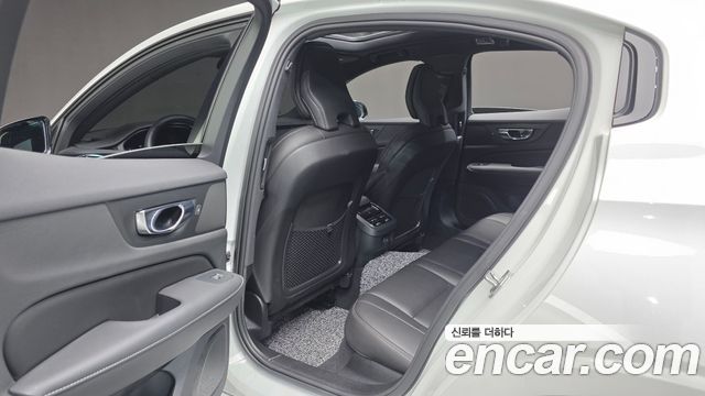 Volvo S60 2022 — photo 17