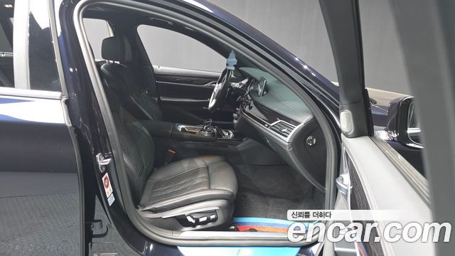 BMW 7-Series 2017 — photo 11