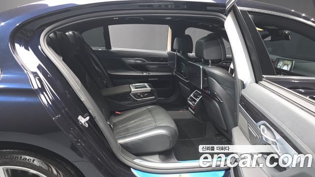 BMW 7-Series 2017 — photo 12