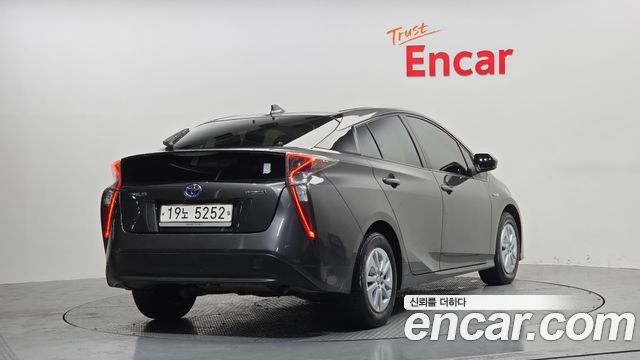 Toyota Prius 2018 — photo 2