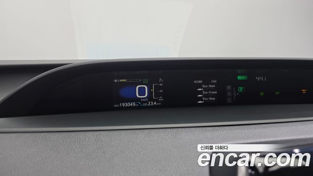 Toyota Prius 2018 — photo 8