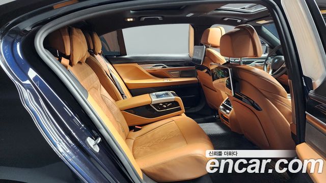 BMW 7-Series 2018 — photo 11