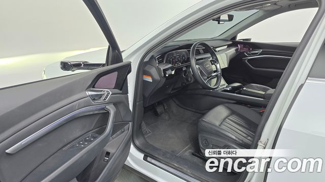 Audi e-tron 2021 — photo 10