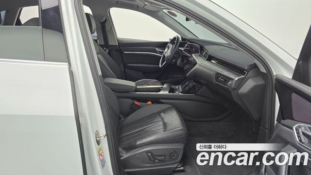 Audi e-tron 2021 — photo 11