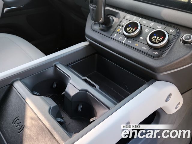Land Rover Defender 2025 — photo 11