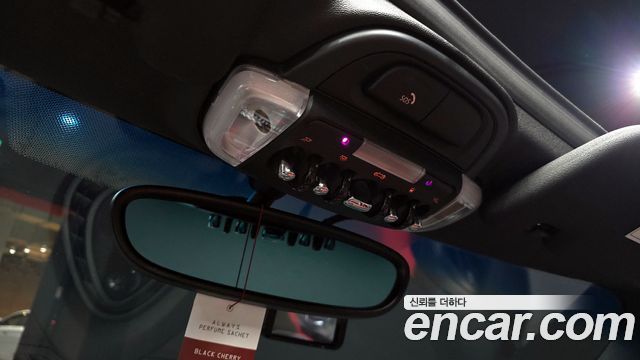Mini Cooper Convertible 2019 — photo 19