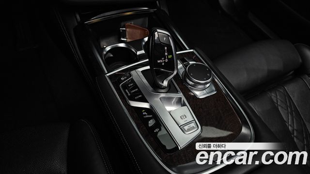 BMW 7-Series 2016 — photo 9