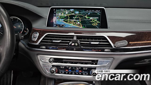 BMW 7-Series 2016 — photo 14