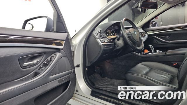 BMW 5-Series 2011 — photo 10