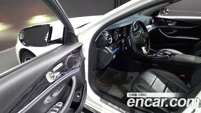 Mercedes-Benz E-Class 2017 — photo 11