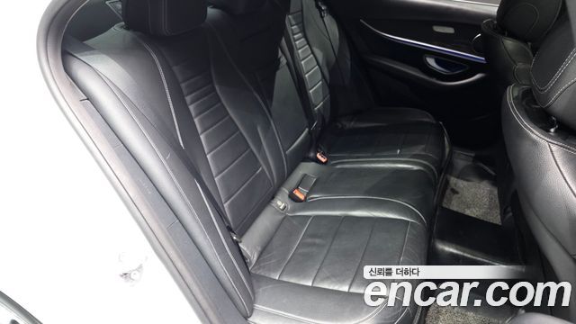 Mercedes-Benz E-Class 2017 — photo 12