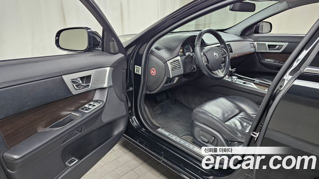 Jaguar XF 2012 — photo 10