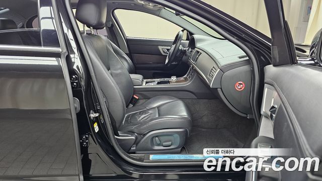 Jaguar XF 2012 — photo 11