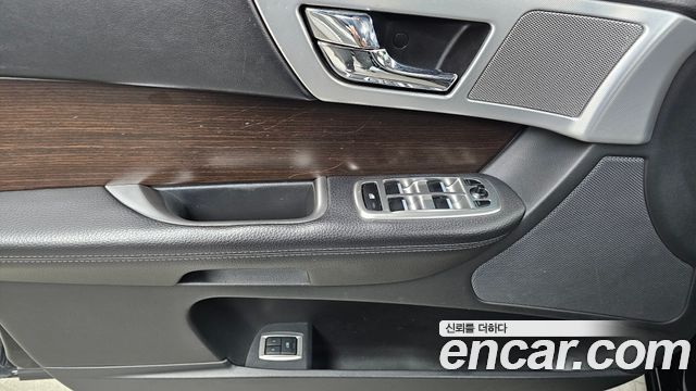 Jaguar XF 2012 — photo 14