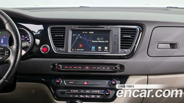 Kia Canival 2016 — photo 14