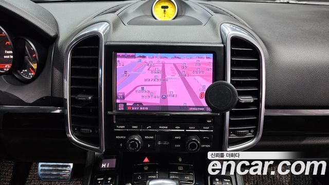 Porsche Cayenne 2011 — photo 14