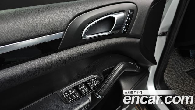 Porsche Cayenne 2011 — photo 17