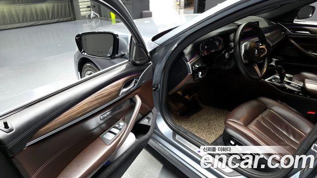 BMW 5-Series 2020 — photo 11