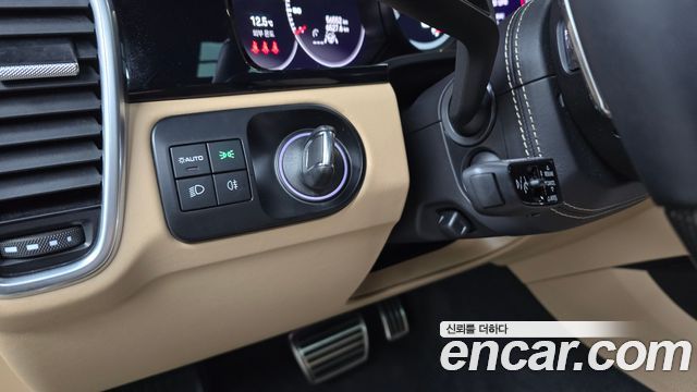 Porsche Cayenne 2023 — photo 17