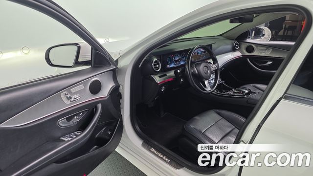 Mercedes-Benz E-Class 2017 — photo 11