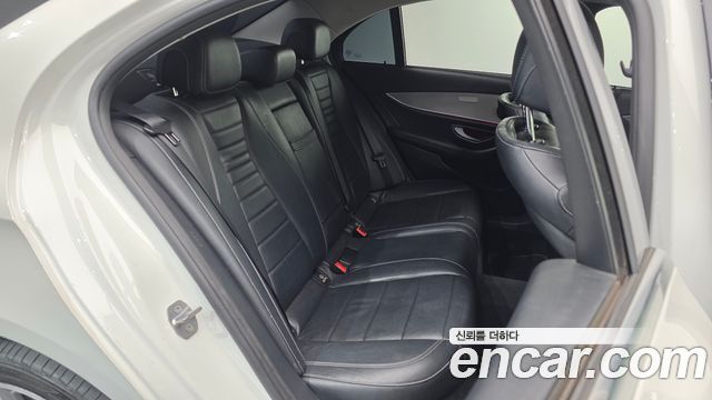 Mercedes-Benz E-Class 2017 — photo 12